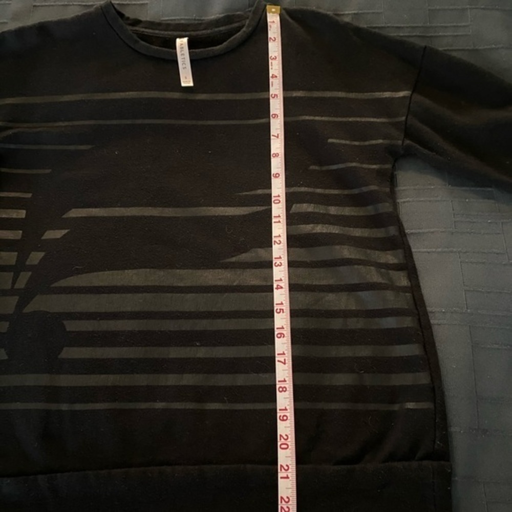 Women’s Fabletics Black Snowshoe Sweatshirt - Picture 8 of 8